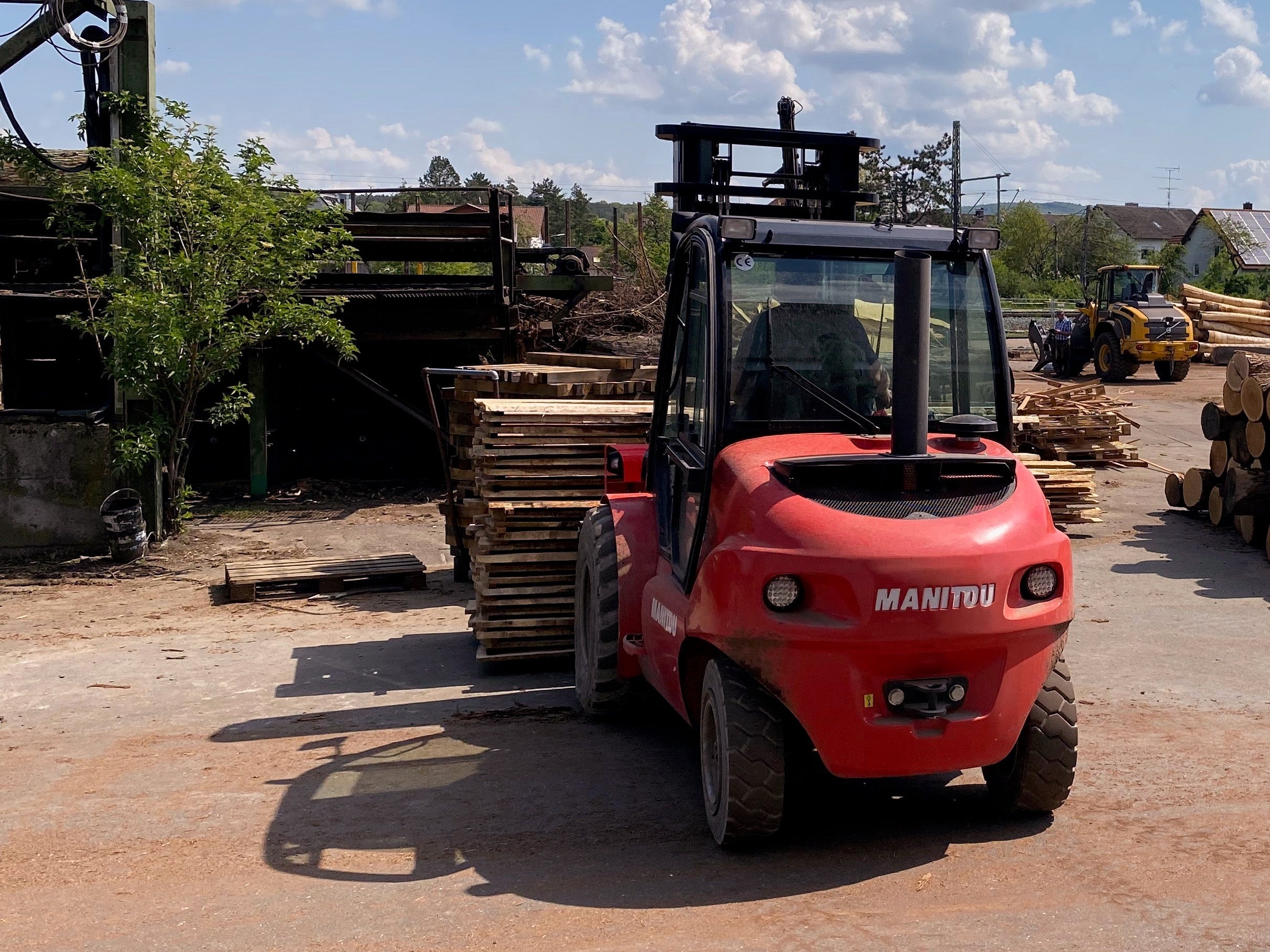 <b style="font-size: 0.9rem;">Die im Sägewerk gebildeten Brettpakete werden vom Staplerfahrer direkt auf den Schnittholzlagerplatz gebracht.</b>